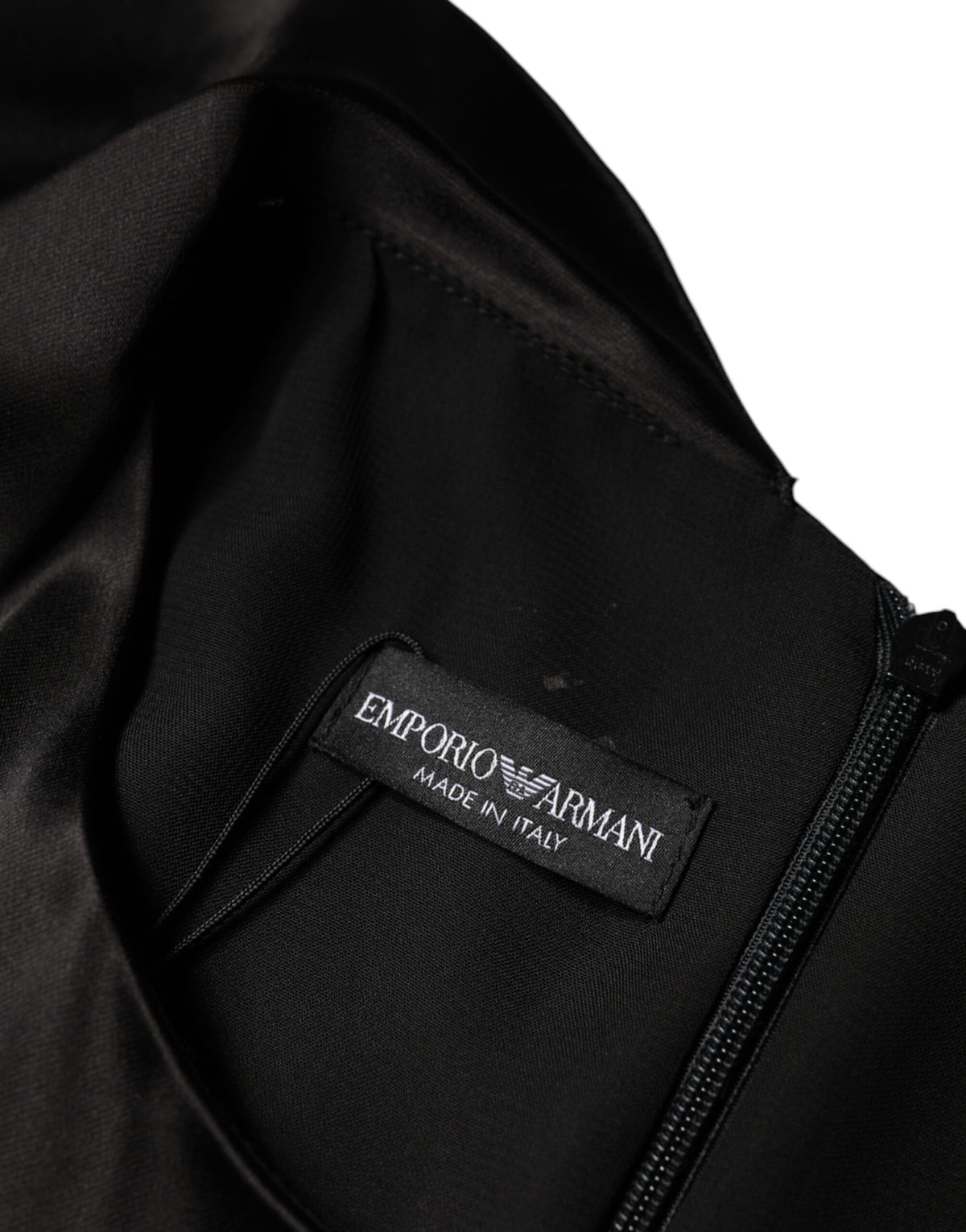 Rochie mini Emporio Armani neagră din satin, cu mâneci lungi, model șaibă