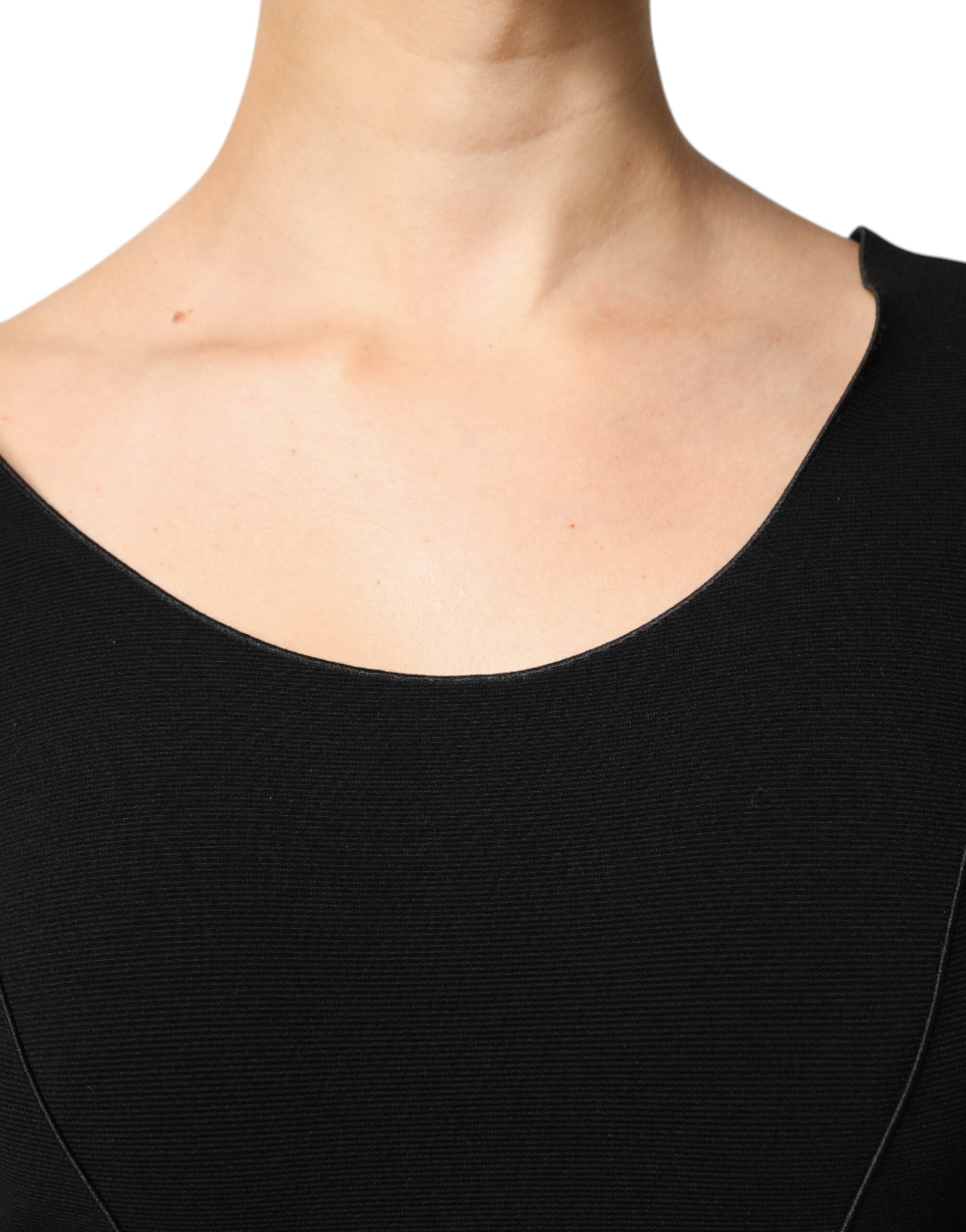 Rochie midi Emporio Armani neagră din viscoză, cu mâneci scurte, model teacă